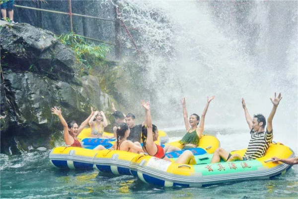 !挑战玄真溪降之王、漂流之巅,赠送(双龙悬空登峰魔毯、红枫银杏网红隧道、大峡谷瀑布群、光影馆)纯玩1天