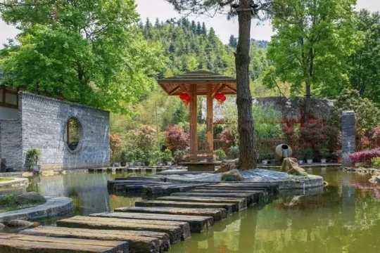 【大美龙南2天】任摘任吃赣南脐橙+虔心小镇+燕翼围屋+攀龙南武当山,玩转全景玻璃桥,住四星豪华酒店~