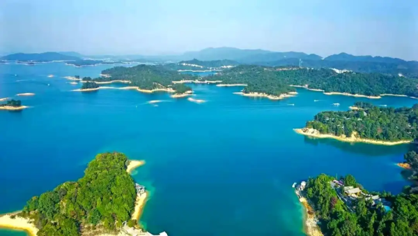 大美河源巴伐利亚+泡五星温泉+万绿湖镜花缘+天空之境+女儿国演出+赏喷泉吃美食，入住四星酒店