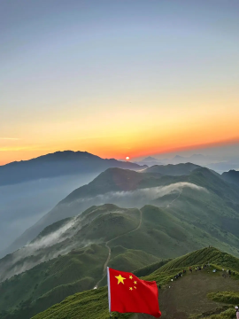 【夜登大南山】悠然见南山，徒步穿越广东迷人高山草甸，行走于云端天际间，勇敢者的打卡胜地。-