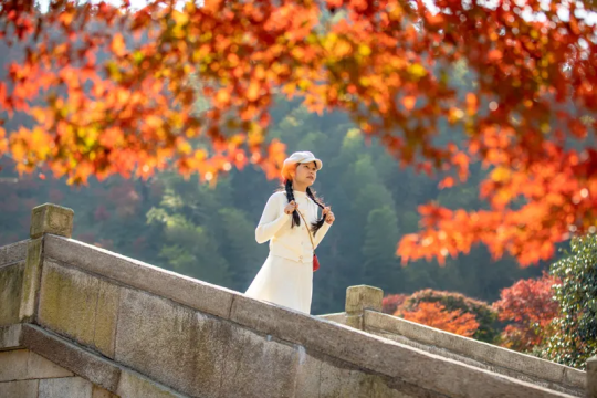 【枫情万种】美拍南国醉美枫叶林+打卡广东“小三峡”+探访连南油岭千户瑶寨+体验瑶寨篝火晚会品特色美食2天游！