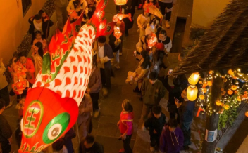 【鱼灯映枫情】跟随《开推3》探访定南客家古城,感受一场活态非遗盛宴!行摄广东“无量山”红枫茶园,漫游吉尼斯记录最高围屋-