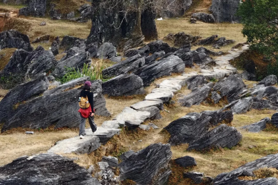 遇见山海【阳山梅子坪古道】打卡广东版墨石公园，徒步千年古道，深入喀斯特峰林，体会山村徒步乐趣-