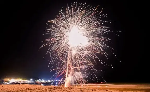 【惠东过大年】看妈祖文化非遗盛宴，海边篝火晚会，海边赏烟花，体验海边赶海，入住海景房，邂逅双月湾最美日落、畅游海龟湾、体验出海捕鱼-
