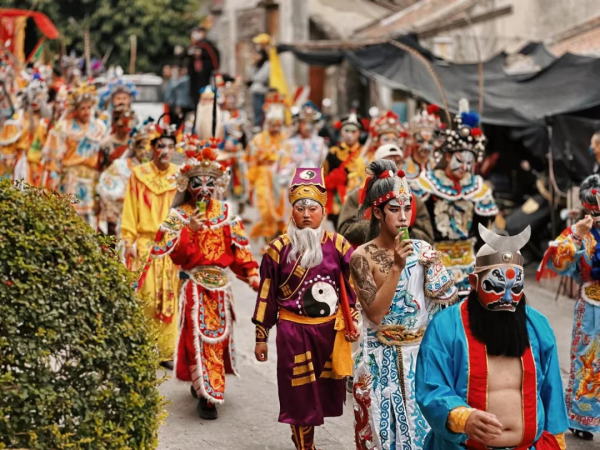 【潮汕英歌双忠巡游】深度打卡潮州古城，龙湖古寨，欣赏一年一度的双忠巡游-