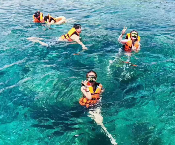 【双月湾深度游2天】入住一线海景房、体验小星山浮潜、沙滩烧烤、潮玩浆板、行摄海龟湾、帆船出海、酒店楼下赶海!