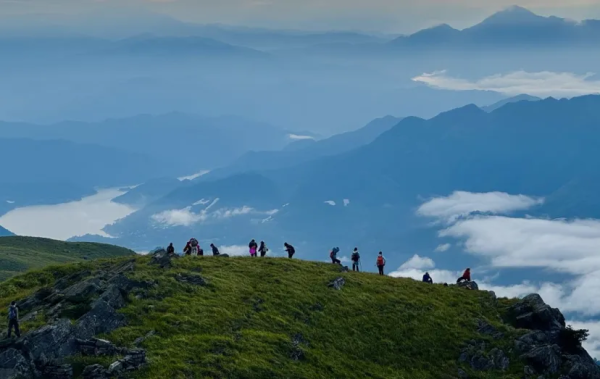 每周六晚出发【蹲个日出-夜登郴州瑶峰】郴州徒步天花板!高山草甸、大草原~云海之上的绝美日出-